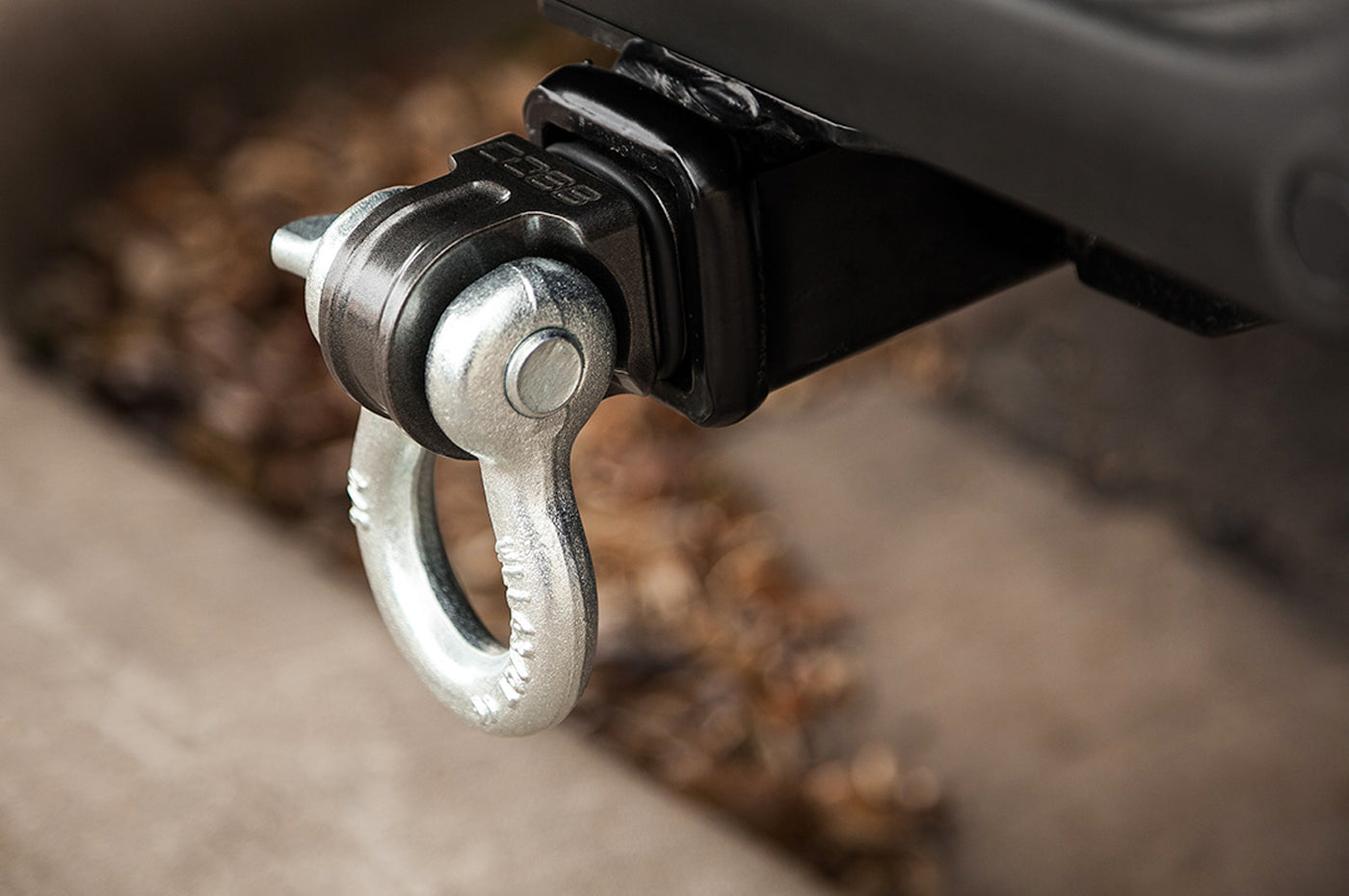COBB 2 inch Receiver with D-Ring Shackle (8F3675)